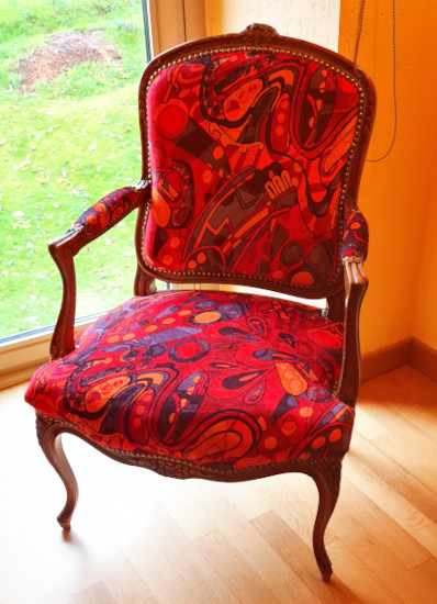 Fauteuil cabriolet Louis XV et tissu Pop'Art Art Dco de Casal, tissu d'ameublement vendu par la Rime des Matieres, bon plan tissu et frais de port offerts