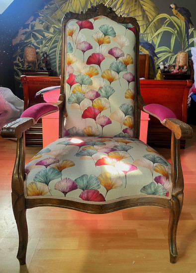 fauteuil voltaire et tissu d'ameublement Cline, motif feuilles gingko biloba, tissu vendu par la rime des matieres, bon plan tissu et frais de port offerts