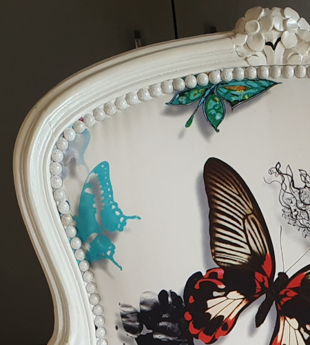 fauteuil cabriolet Louis XV et tissu d'ameublement Butterfly Parade de Christian Lacroix, tissu lavable motif papillons multicolores, tissu vendu par la rime des matieres, bon plan tissu et frais de port offerts