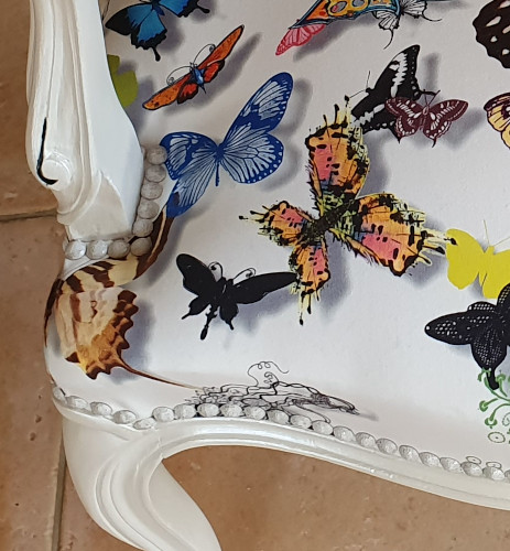 fauteuil cabriolet Louis XV et tissu d'ameublement Butterfly Parade de Christian Lacroix, tissu lavable motif papillons multicolores, tissu vendu par la rime des matieres, bon plan tissu et frais de port offerts