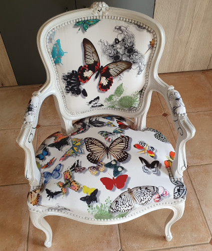 fauteuil cabriolet Louis XV et tissu d'ameublement Butterfly Parade de Christian Lacroix, tissu lavable motif papillons multicolores, tissu vendu par la rime des matieres, bon plan tissu et frais de port offerts