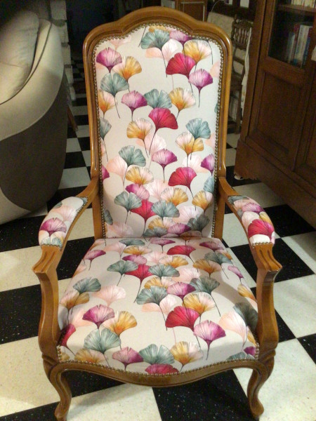 Fauteuil voltaire et tissu d'ameublement Cline motif feuilles de gingko biloba, de Thvenon, tissu vendu par la rime des matieres, bon plan tissu et frais de port offerts