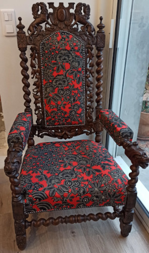 Fauteuil style Louis XIII et tissu KEW GARDENS motif vgtal stylis arbre de vie, tissu d'ameublement cologique et lavable de Thvenon, vendu par la rime des matieres, bon plan tissu et frais de port offerts 