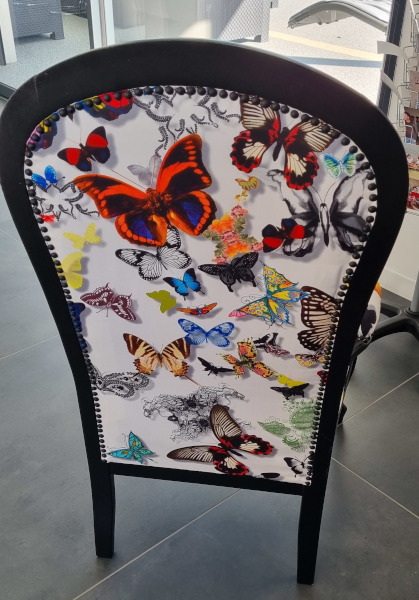 fauteuil voltaire et tissu papillons Butterfly Parade de Christian Lacroix, tissu vendu par la rime des matieres, bon plan tissu et frais de port offerts
