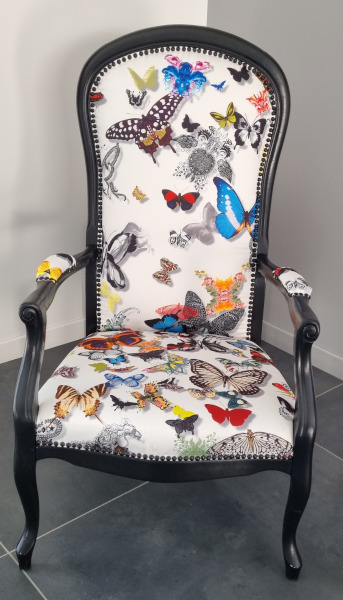 fauteuil voltaire et tissu papillons Butterfly Parade de Christian Lacroix, tissu vendu par la rime des matieres, bon plan tissu et frais de port offerts