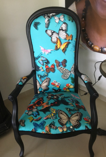 Fauteuil voltaire et tissu Butterfly Parade de Christian Lacroix, motif papillons colorés, tissu vendu par la rime des matieres, bon plan tissu et frais de port offerts