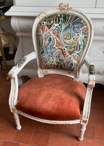 fauteuil cabriolet Louis XVi et tissu fantaisie Firenze style cachemire, tissu vendu par la rime des matieres, bon plan tissu et frais de port offerts Firenze 