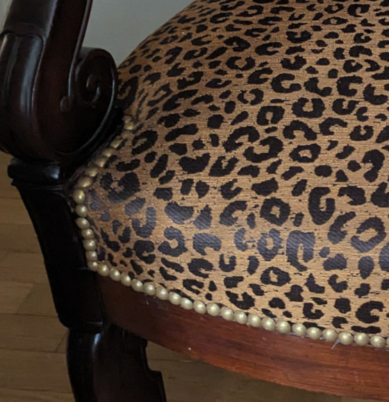 fauteuil et tissu FAUVE de Lelivre, motif peau de bte effet textur, tissu vendu par la rime des matieres, bon plan tissu et frais de port offerts