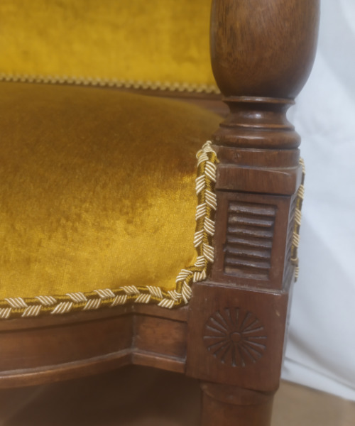 Fauteuil et superbe velours Monceau de Christian Lacroix, tissu d'ameublement vendu par la rime des matieres, bon plan tissu et frais de rpot offerts