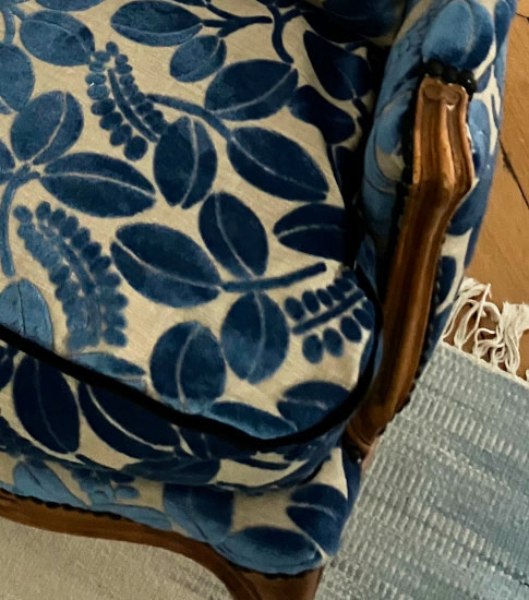 bergère et tissu velours sur fond toile motif végétal de Designers Guild, tissu vendu par la rime des matieres, bon plan tissu et frais de port offerts
