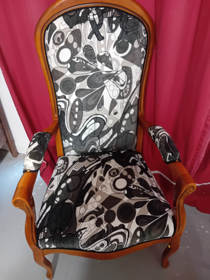 fauteuil voltaire et tissud'ameublement pop'art de Casal, tissu vendu par la rime des matieres, bon plan tissu et frais de port offerts
