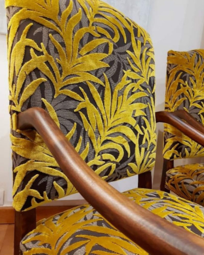 fauteuil et tissu Jungle motif feuillage exotique velours sur fond toile, tissu vendu par la rime des matieres, bon plan tissu et frais de port offerts 