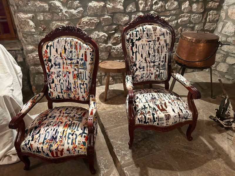 Fauteuils voltaire et tissu fantaisie metropolitain de jean-Paul Gaultier, tissu vendu par la rime des matieres, bon plan tissu et frais de port offerts