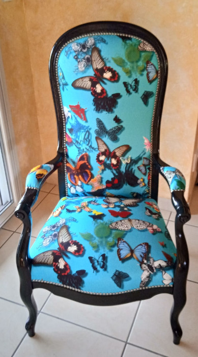 fauteuil Voltaire et tissu papillons Butterfly Parade coloris lagon, tissu vendu par la rime des matieres, bon plan tissu et frais de port offerts