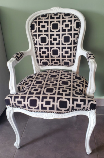 fauteuil cabriolet Louis XV et tissu BW1017 design graphique noir et blanc, tissu vendu par la rime des matieres, bon plan tissu et frais de port offerts