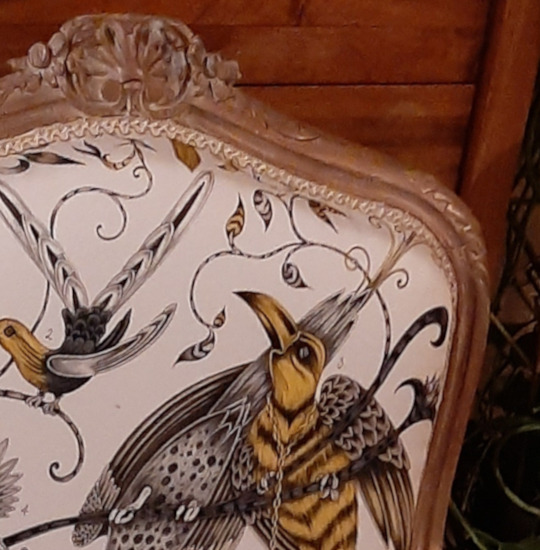 cabriolet Louis XV et tissu Audubon motif animalier de Clarke & Clarke, tissu vendu par la rime des matieres, bpn plan tissu et frais de port offerts