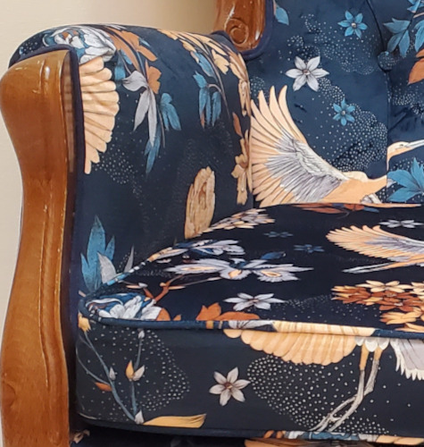 bergère et tissu Tsuru Velours doux et velouté motif oiseaux fantastiques, tissu vendu par la rime des matieres, bon plan tissu ameublement et frais de port offerts