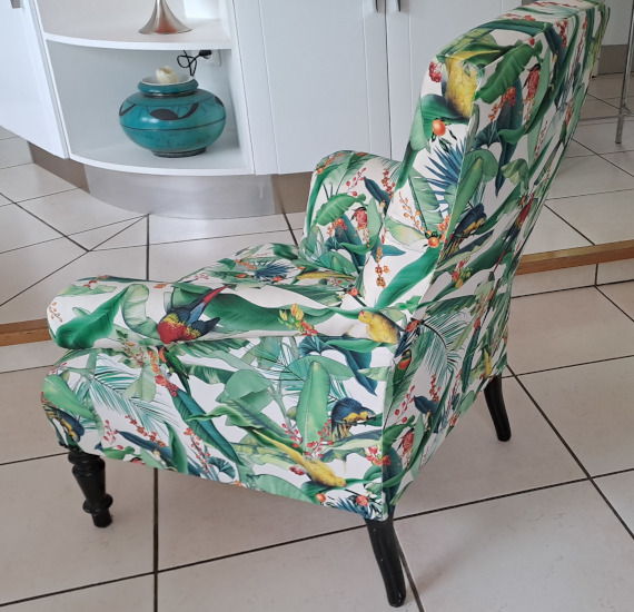 fauteuil crapaud et tissu Tropiques, motif jungle tropicale, tissu vendu par la rime des matieres, bpon plan tissu ameublement et frais de port offerts