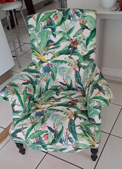 fauteuil crapaud et tissu Tropiques, motif jungle tropicale, tissu vendu par la rime des matieres, bpon plan tissu ameublement et frais de port offerts