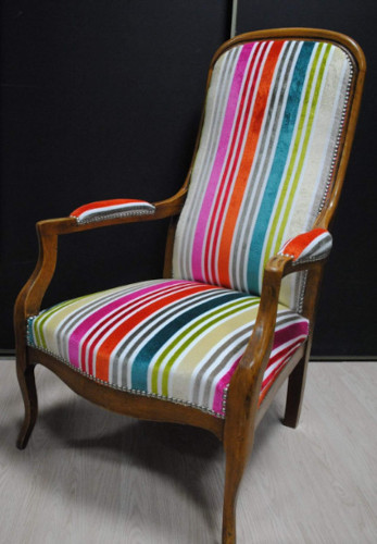 Fauteuil voltaire et tissu Arc en Ciel de chez Casal, velours rayures multicolores vendu par la rime des matires, bon plan tissu et frais de port offerts