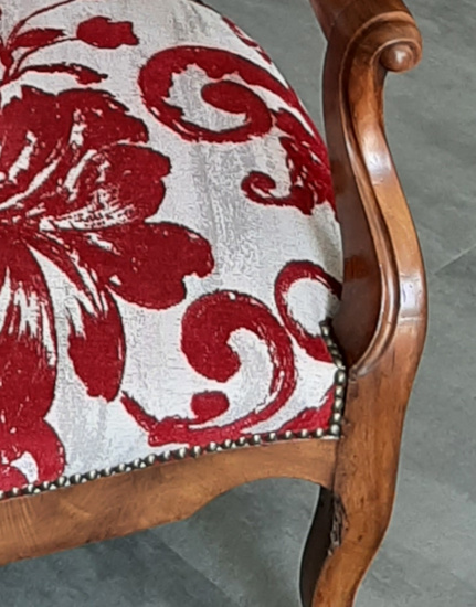 fauteuil voltaire et tissu d'ameublement Quito motif floral stylis, anti-taches et lavable, tissu Casal vendu par la rime des matieres, bon plan tissu et frais de port offerts