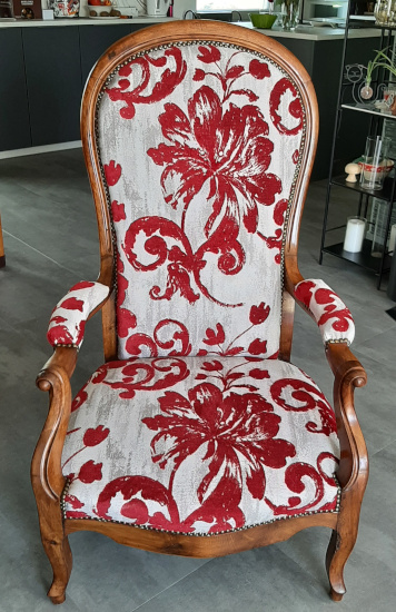 fauteuil voltaire et tissu d'ameublement Quito motif floral stylis, anti-taches et lavable, tissu Casal vendu par la rime des matieres, bon plan tissu et frais de port offerts