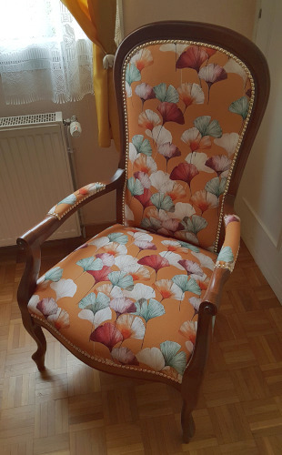 Fauteuil voltaire et tissu cologique et lavable Cline motif feuilles ginko Biloba