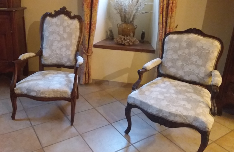 Voltaire et cabriolet Louis XV avec tissu anti tache Canoas, motif vgtal stylis, tissu vendu par la rime des matieres, bon plan tissu et frais de port offerts