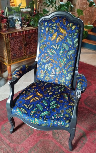 Fauteuil voltaire et tissu RAINBOW TREE VELOURS coloris bleu roi, tissu d'ameublement vendu par la rime des matieres, bon plan tissu et frais de port offerts