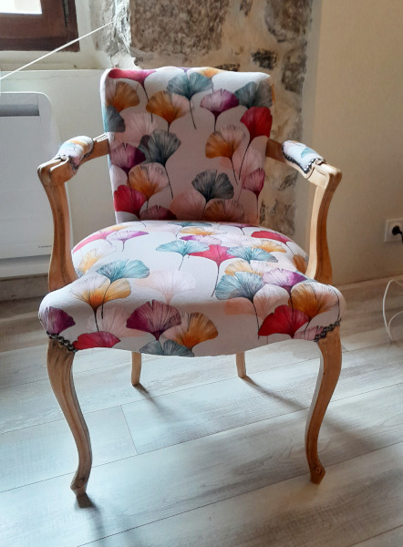 fauteuil et tissu Clline motif feuilles de ginkgo biloba colores, tissu vendu par la rime des matieres, bon plan tissu d'ameublement et frais de port offerts