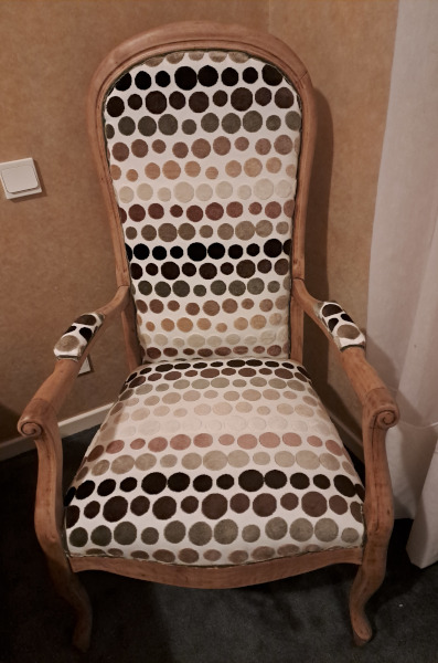 Fauteuil voltaire et tissu Confettis velours motif graphique, tissu velours vendu par la rime des matieres, bon plan tissu d'ameublement et frais de port offerts 