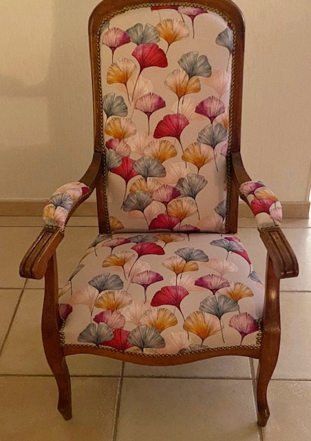 fauteul voltaire et tissu Cline ficelle, motif feuilles colores de gingko biloba