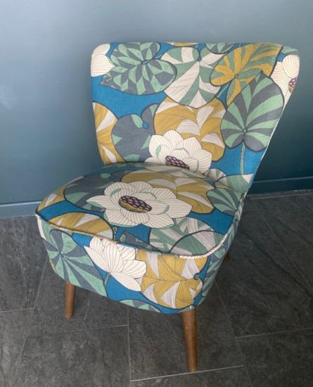 Fauteuil cocktail et tissu fantaisie IDRIS 280 motif vgtal stylis, tissu d'ameublementrande largeur vendu par la rime des matieres, bon plan tissu et frais de port offerts