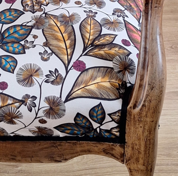 Fauteuil voltaire et tissu RAINBOW TREE , tissu d'ameublement au motif vgtal stylis fantastique vendu par la rime des matieres, bon plan tissu et frais de port offerts