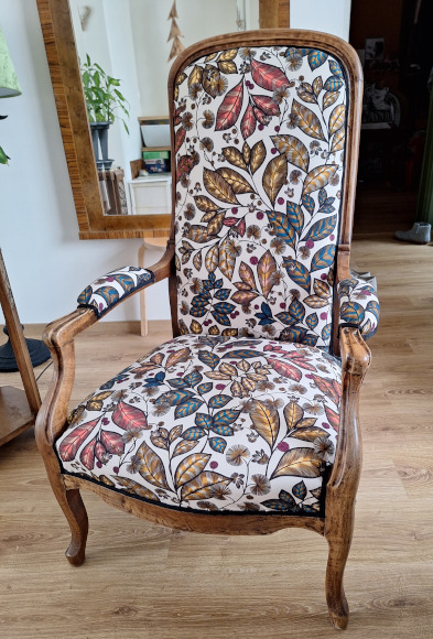 Fauteuil voltaire et tissu RAINBOW TREE , tissu d'ameublemetn au motif vgtal stylis fantastique vendu par la rime des amtieres, bon plan tissu et frais de port offerts
