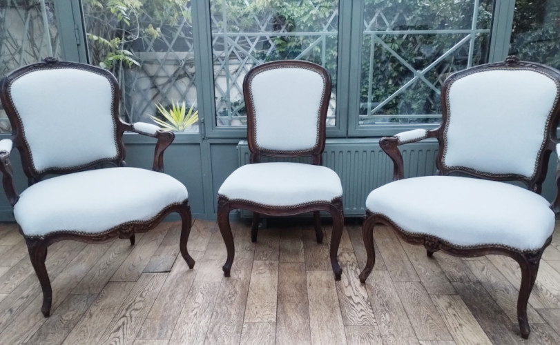 fauteuils cabriolet Louis 15 et tissu ELROND uni aspect toile de jute, cologique et lavable, tissu vendu par la rime des matieres, bon plan tissu et frais de port offerts 