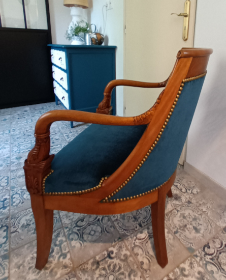 Fauteuil style empire et tissu velours glamour Glenville, tissu vendu par la rime des matieres, bon plan tissu et frais de port offerts.
