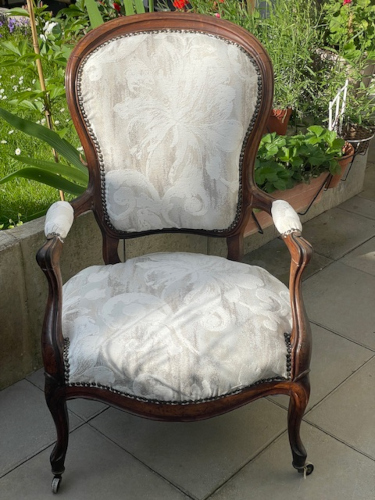 fauteuil cabriolet Louis Philippe et tissu Quito motif floral stylis, trait anti taches, tissu vendu par la rime des matieres, bon plan tissu et frais de port offerts