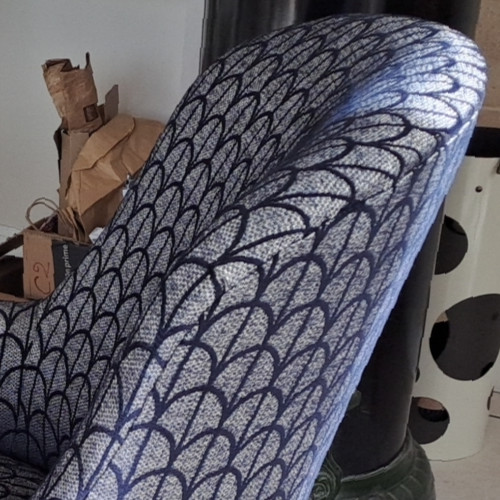 fauteuil crapaud et tissu Parure de Lelièvre, motif style Art Déco, tissu vendu par la rime des matieres, bon plan tissu et frais de port offerts