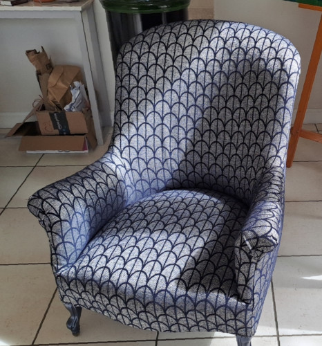 fauteuil crapaud et tissu Parure de Lelièvre, motif style Art Déco, tissu vendu par la rime des matieres, bon plan tissu et frais de port offerts