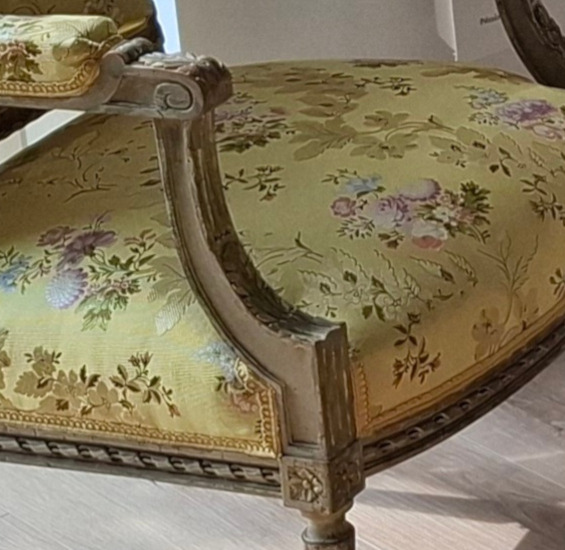 paire de fauteuils Jacob Louis XVI avec la soie POMPADOUR de Tassinari et Chatel, soie vendue par la rime des matieres, bon plan tissu d'ameublement  et frais de port offerts