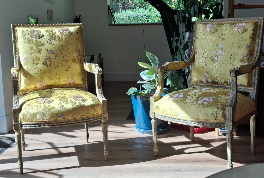 paire de fauteuils Jacob Louis XVI avec la soie POMPADOUR de Tassinari et Chatel, soie vendue par la rime des matieres, bon plan tissu d'ameublement  et frais de port offerts