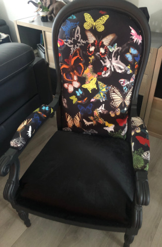 Fauteuil voltaire et tissus papillons Butterfly Parade et uni Vicenza, tissus vendus par la Rime des Mati�res, bon plan tissu ameublement et frais de port offerts.