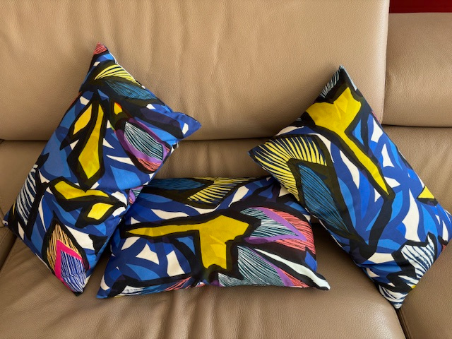 coussins tissu Jangala design floral stylis�, lavable et trait� non feu, tissu vendu par la rime des matieres, bon plan tissu et frais de port offerts