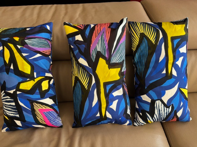 coussins tissu Jangala design floral stylis�, lavable et trait� non feu, tissu vendu par la rime des matieres, bon plan tissu et frais de port offerts