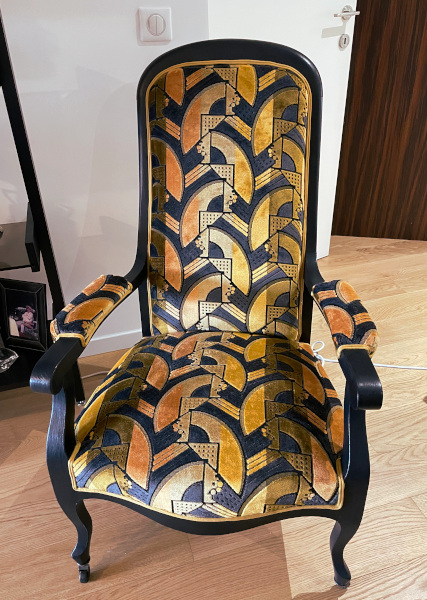 fauteuil voltaire avec le tissu LEMPICKA NUIT , velours sophistiqu� motif style Art D�co, tissu d'ameublement vendu par la rime des matieres, bon plan tissu et frais de port offerts