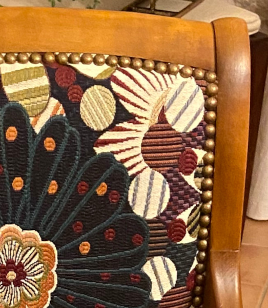 fauteuil et tissu Seventies motif floral design ann�es 70, tissu vendu par la rime des matieres, bon plan tissu ameublement et frais de port offerts