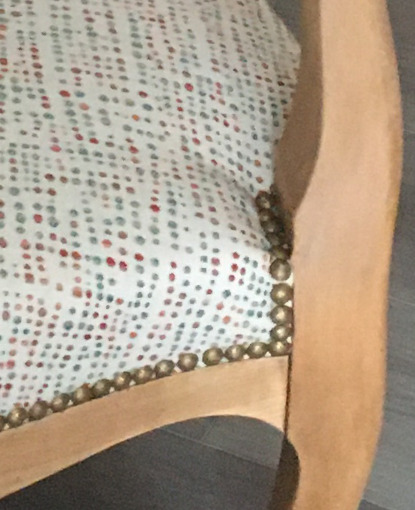 Fauteuil Voltaire et tissu Arne petit design graphique, tissu vendu par La Rime des Mati�res, bon plan tissu d'ameublement et frais de port offerts