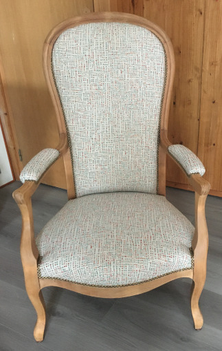 Fauteuil Voltaire et tissu Arne petit design graphique, tissu vendu par La Rime des Mati�res, bon plan tissu d'ameublement et frais de port offerts