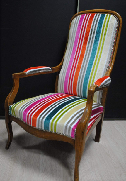 tissu rayures arc en ciel pour fauteuil Voltaire